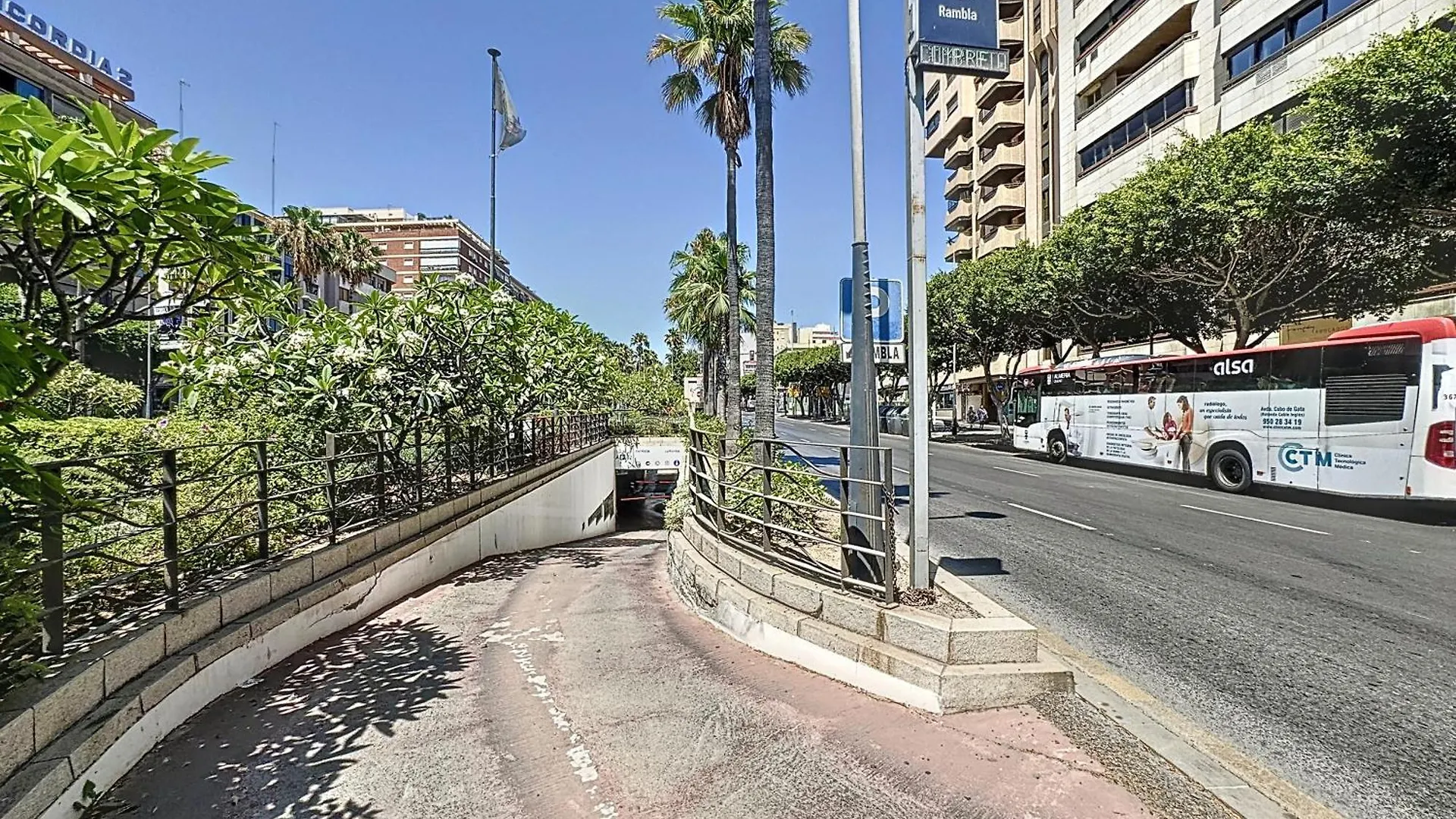 Apartamento 4 Dormitorios Parking Incluido Almería