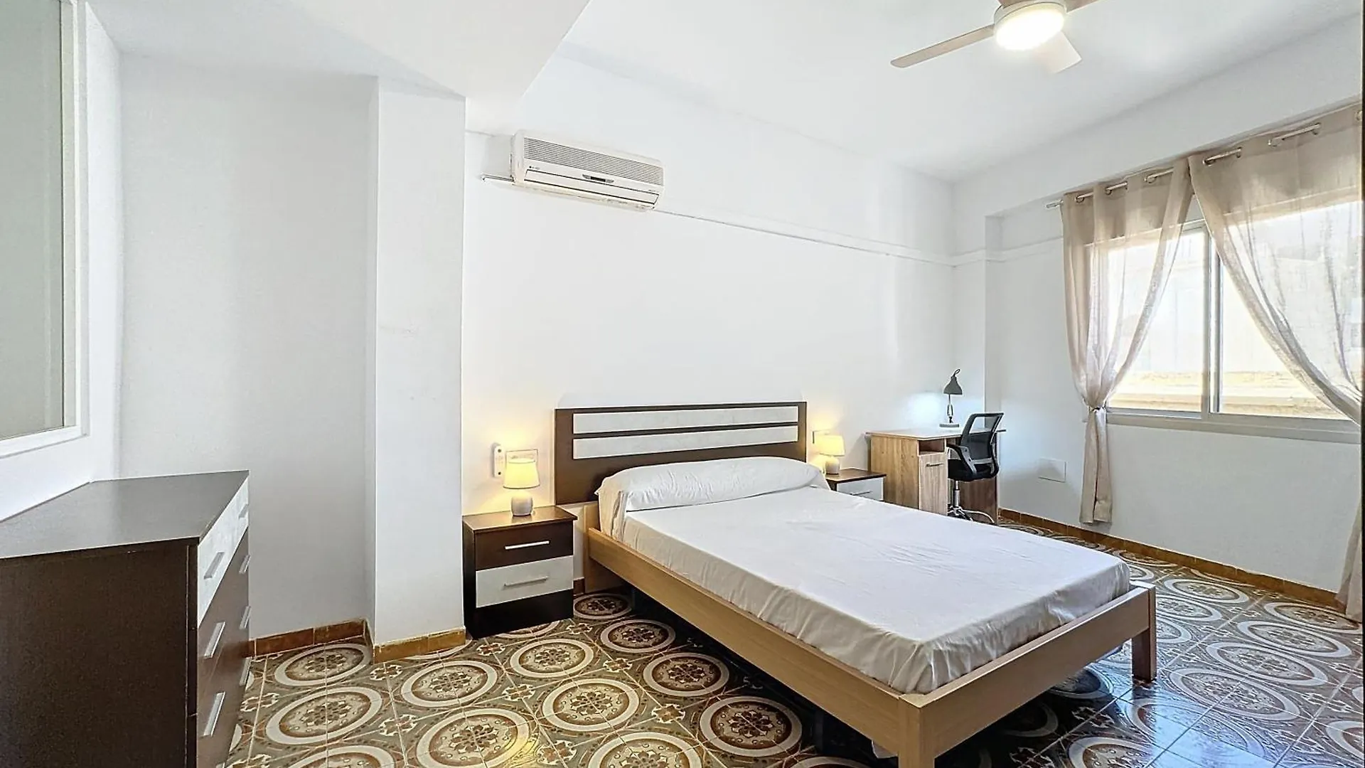 Apartamento 4 Dormitorios Parking Incluido Almería España