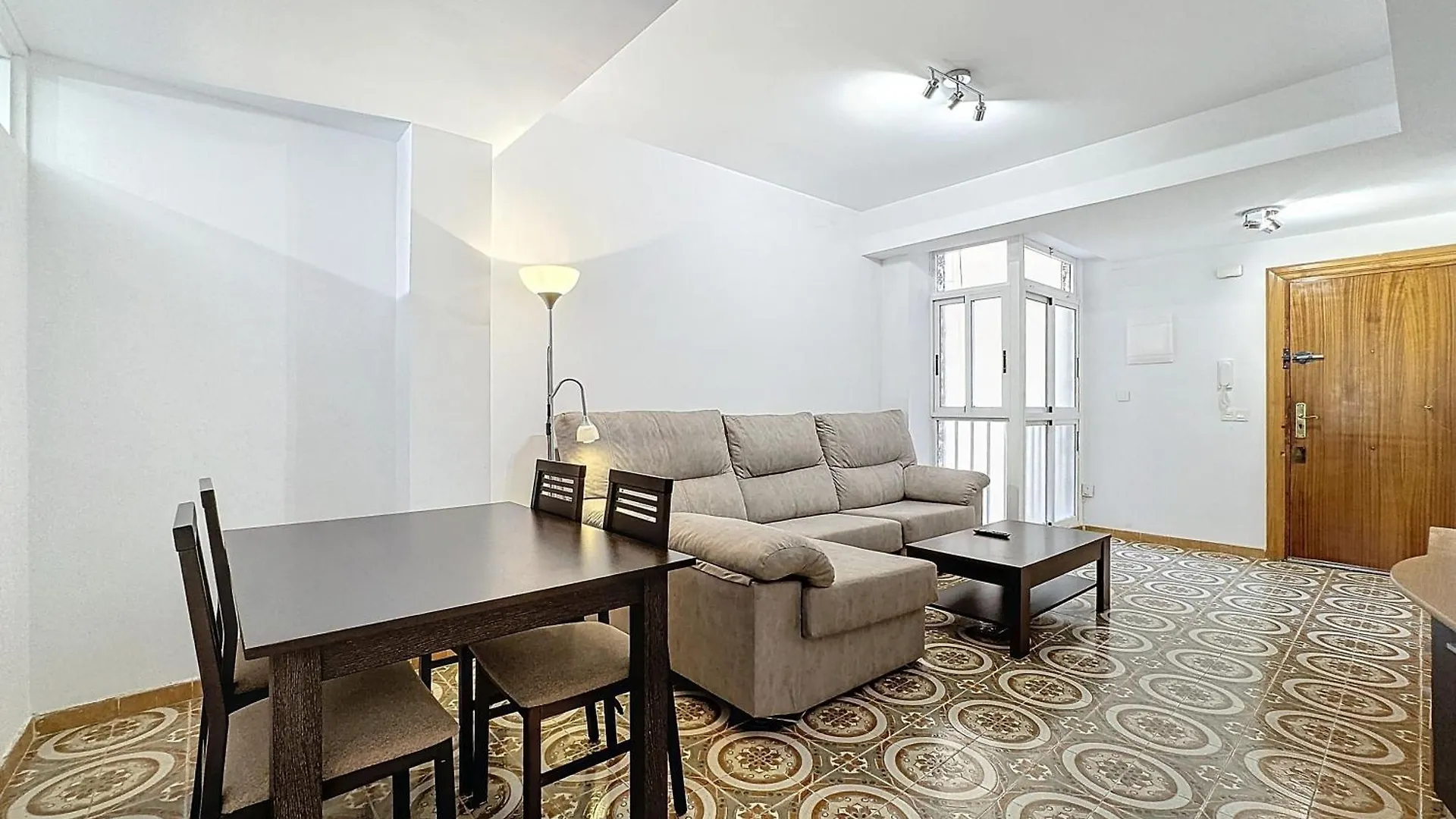 Apartamento 4 Dormitorios Parking Incluido Almería 0*,  España
